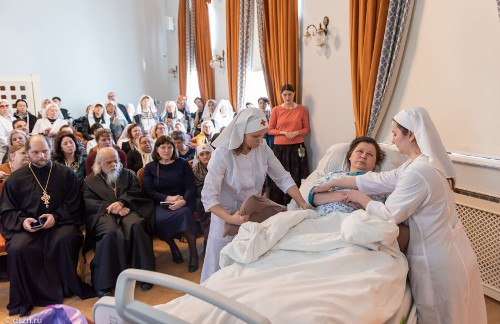 Как столичные НКО помогают организовать уход за тяжелобольными людьми