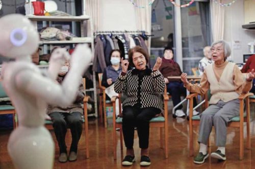 В Японии нашествие роботов: они ухаживают за пожилыми