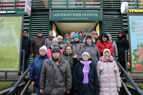 Получатели социальных услуг ПНИ4 посетили Аптекарский огород