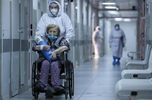 В Минздраве считают, что пожилых с COVID-19 лучше госпитализировать
